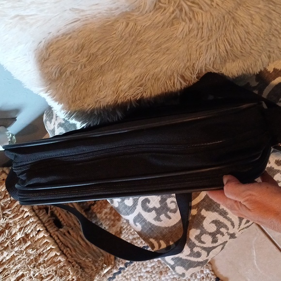 HARTMANN black nylon & leather unisex messenger bag  computer crossbody carryon - Picture 8 of 16